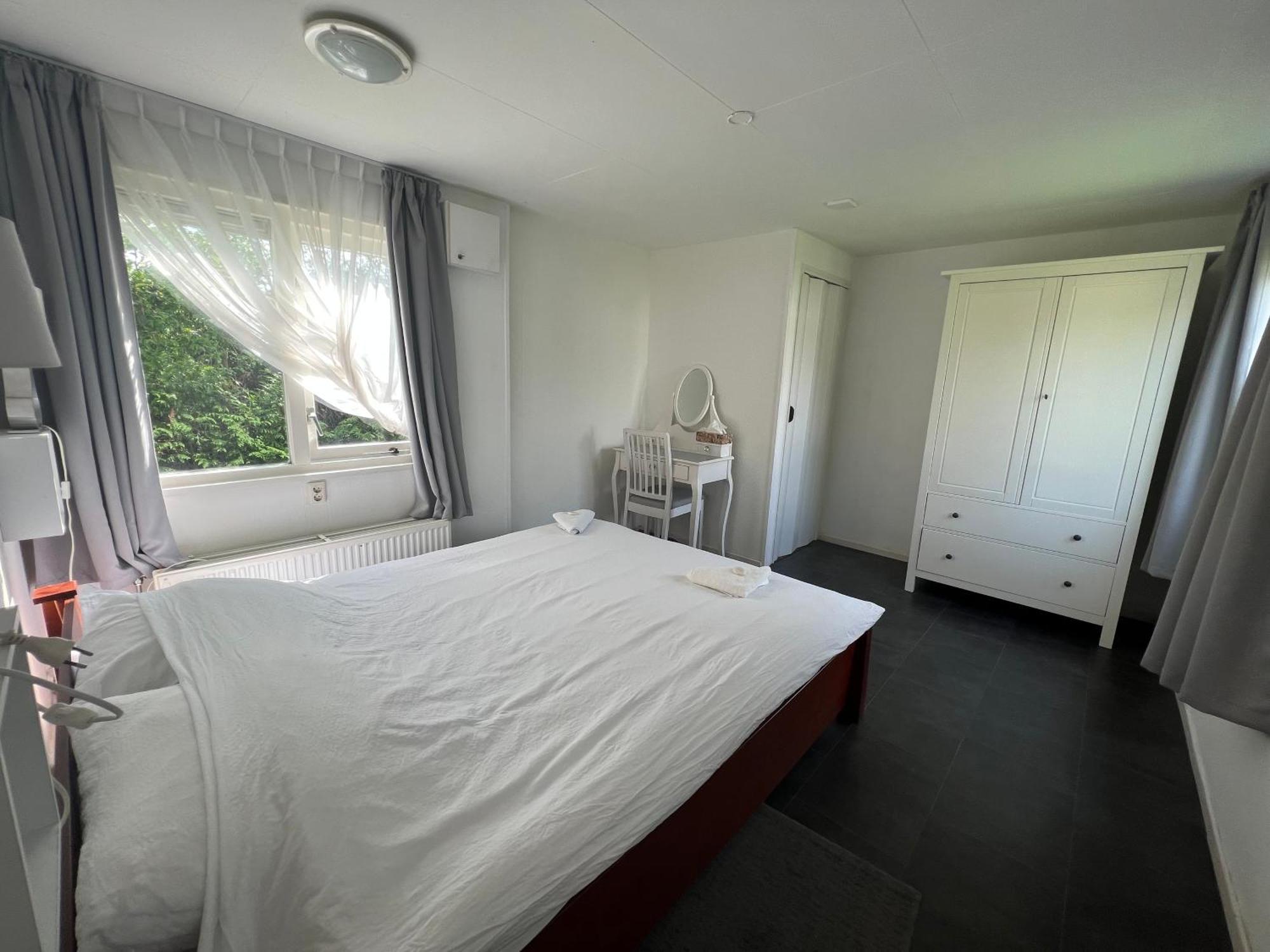 Ruime Chalet Midden In De Natuur In Lith Exterior photo